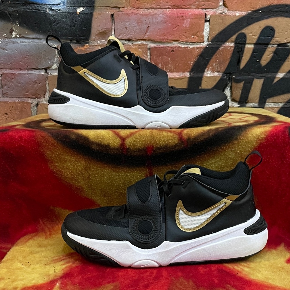 NIKE-youth ‘Black Metallic Gold’ TEAM HUSTLE D11 (GS) lace-up basketball shoes